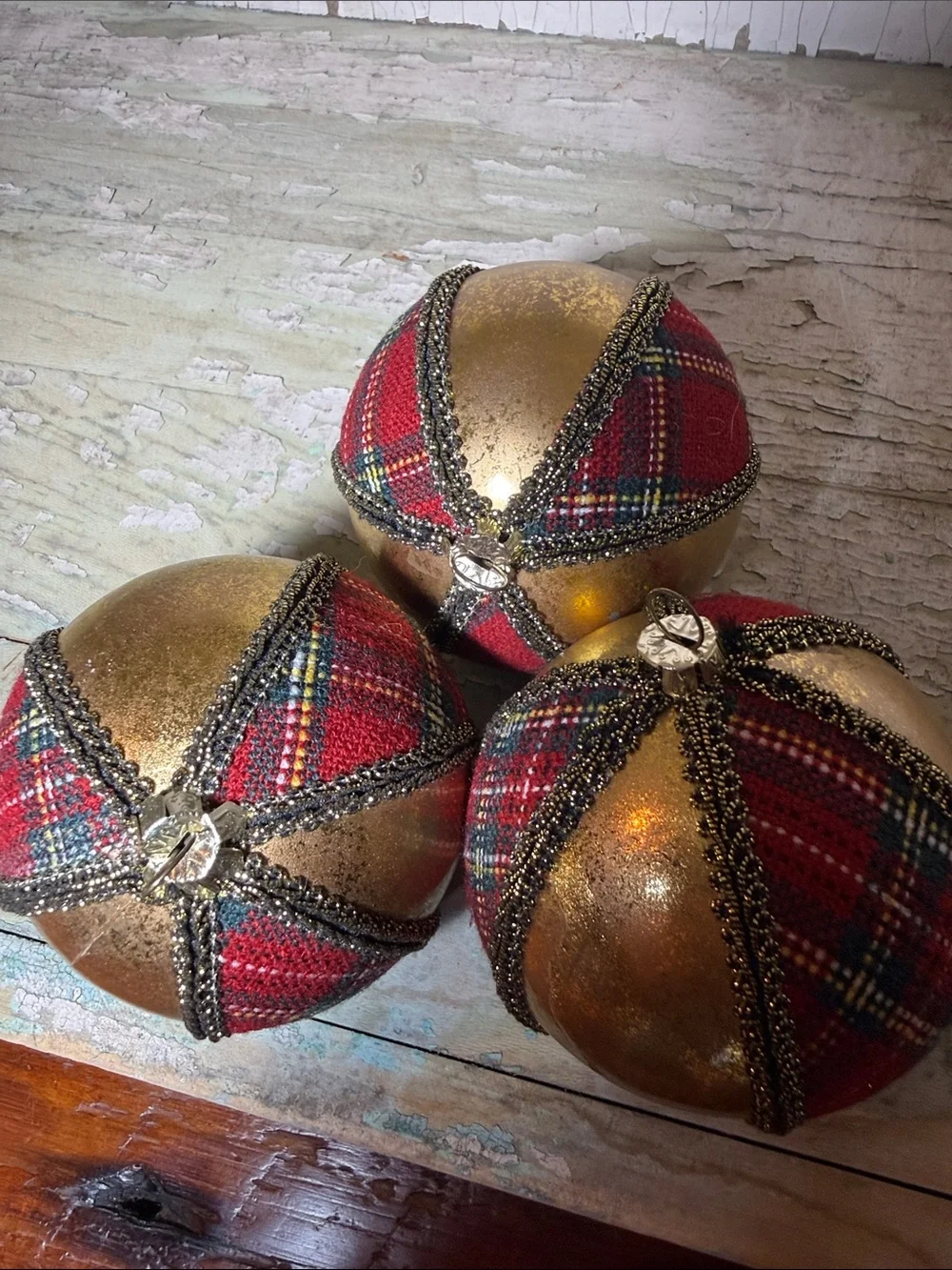 Festive Plaid & Gold Holiday Ornament Set - Red